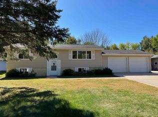 205 27th St, Spirit Lake, IA 51360