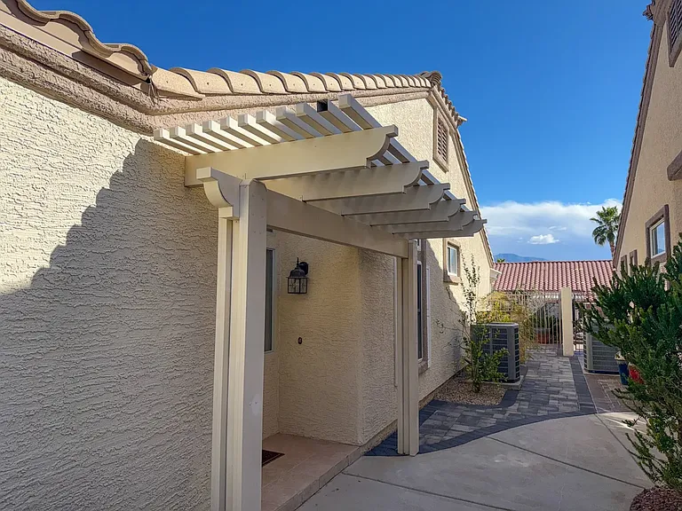 1394 Harbour Dr — Photo 3
