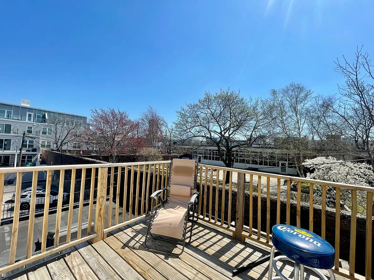 Building Photo - 527 E 3rd St #2