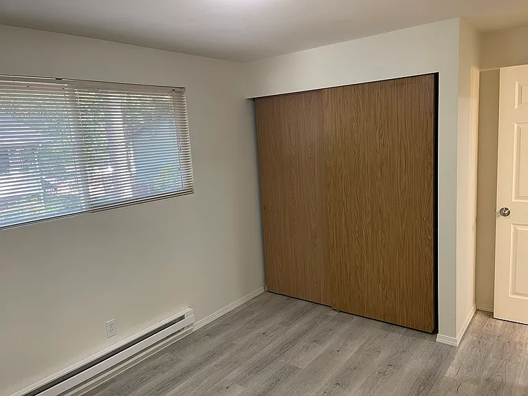 9435 Avondale Rd NE — Photo 10