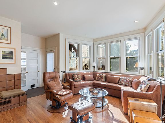 3rd image of 857 Elizabeth St