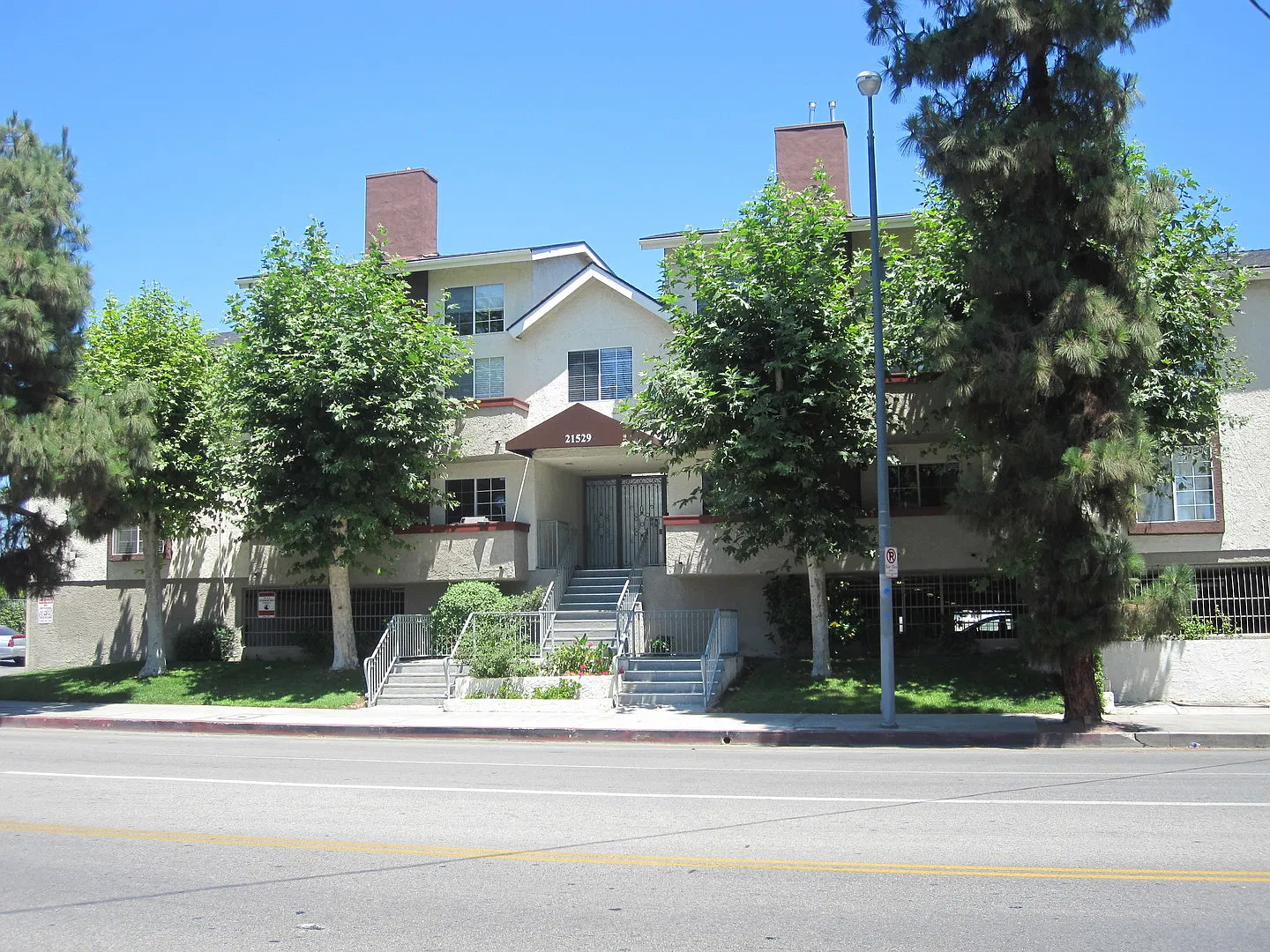 Beautifully Renovated 3 Bed/2 Bath Apartment in Canoga Park with Hardwood Floors, Central Air Con... — Photo 4