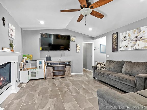 5th image of 2781 S 136th East Pl