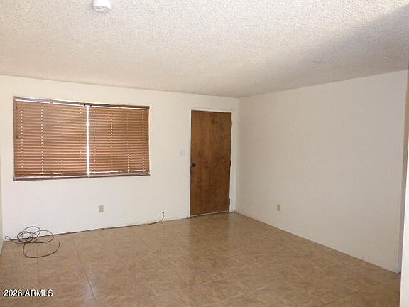 3rd image of 424 W HARTFORD Road