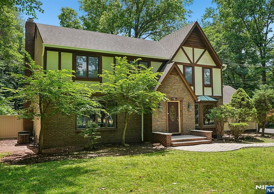 1st image of 27 Chestnut Avenue