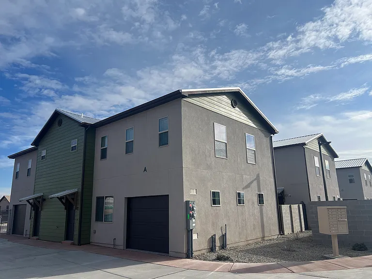 2 Bed Contemporary Town Homes in Fantastic North Valley Community — Photo 11