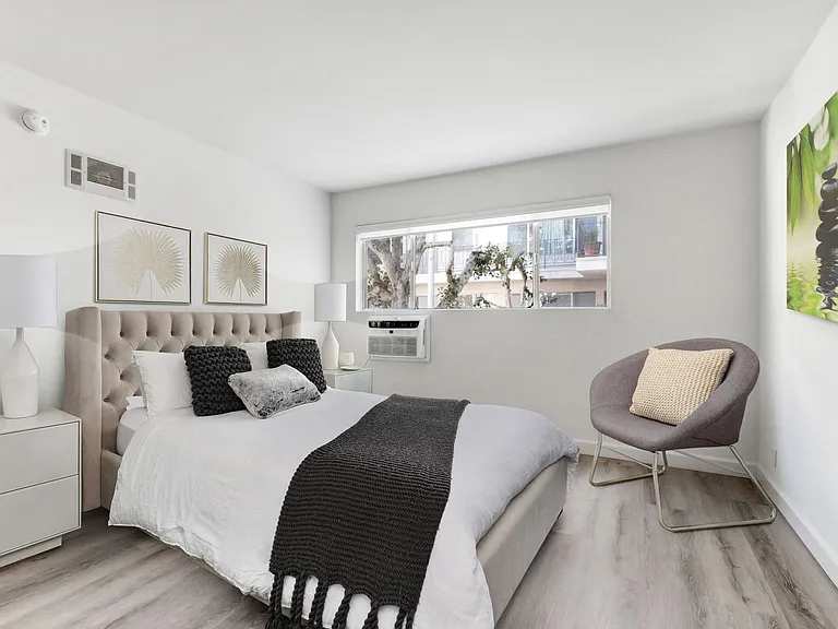 Bentley Avenue Apartments — Photo 14