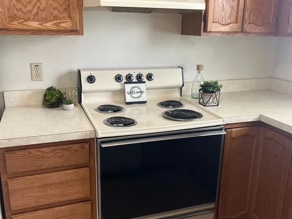202 Stonewall Court, 202 Stonewall Ct APT 4*, Nappanee, IN 46550