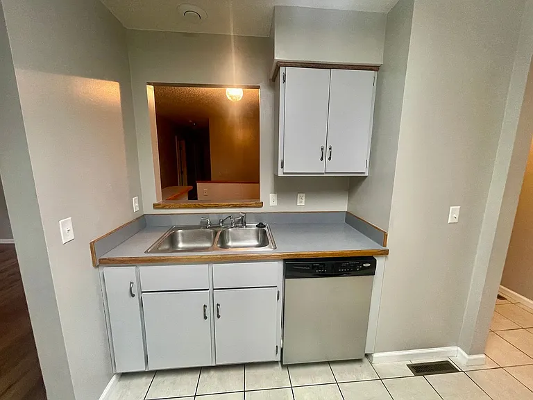 616 E Barbara Ct — Photo 8