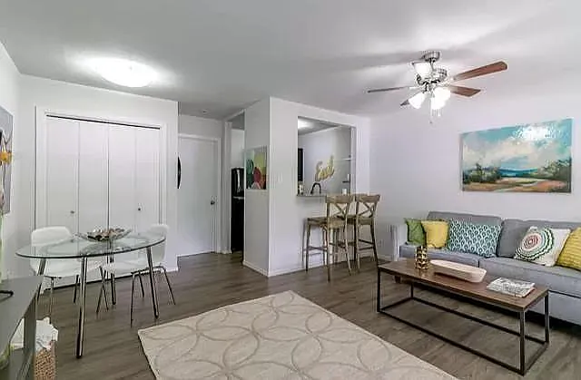 1 bed, 1.0 bath, 560 sqft, $1,192 — Photo 4