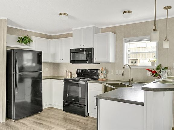 3rd image of 223 Colleen Ln