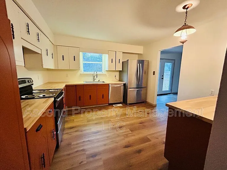 370 Julian Rd — Photo 5