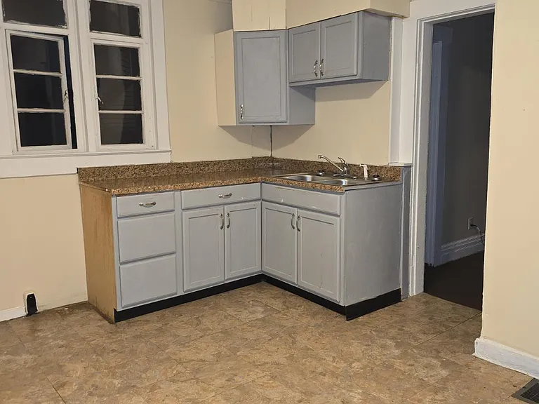 520 E Rose St — Photo 15