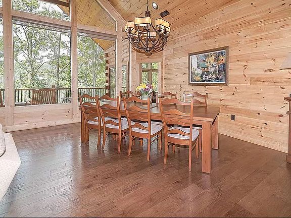 5th image of 1012 Pine Top Ln