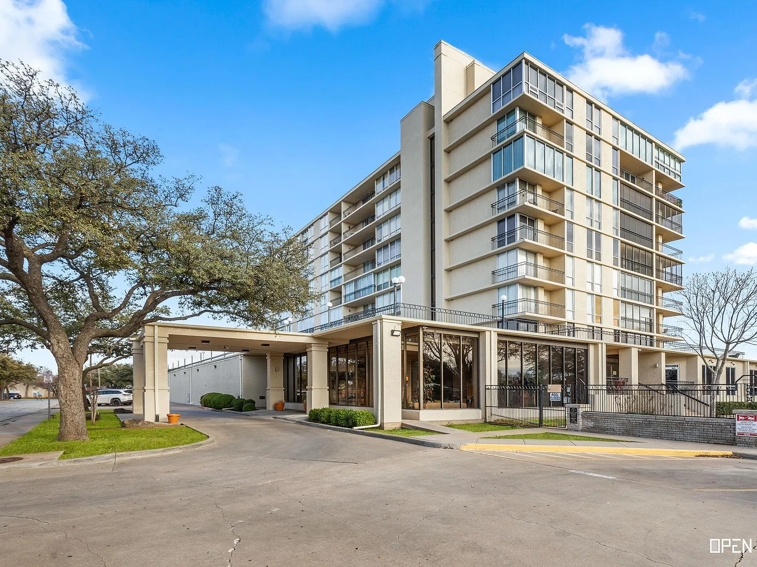 1 bed, 1.0 bath, 813 sqft, $1,295 — Photo 1