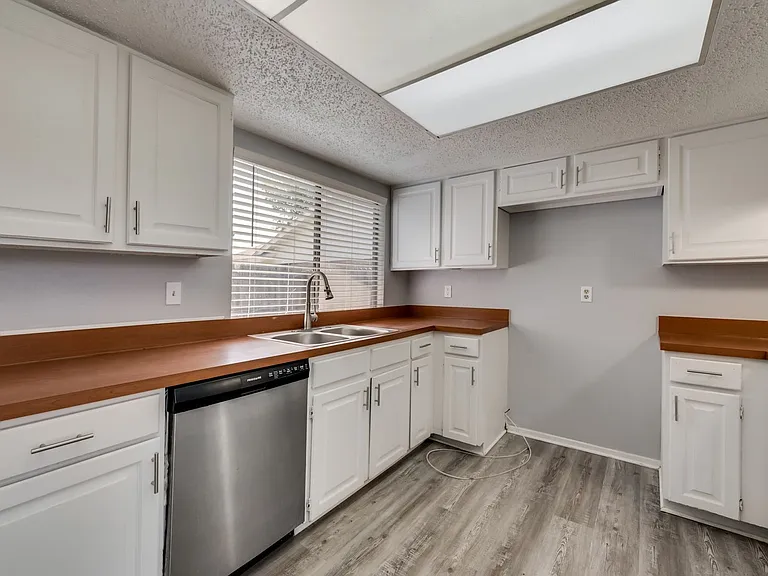 2814 Meadow Park Dr — Photo 9