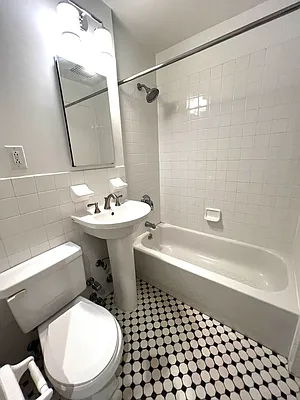 Rented by Salon Realty Corp | media 9