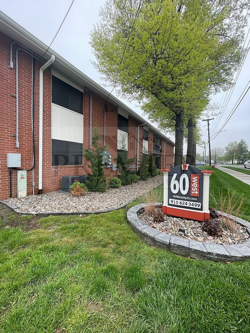 6023 Barton Dr, Shawnee, KS 66203 1 bed 1 bath// Rent: $895 Deposit: $875// 60 West Apartments — Photo 3