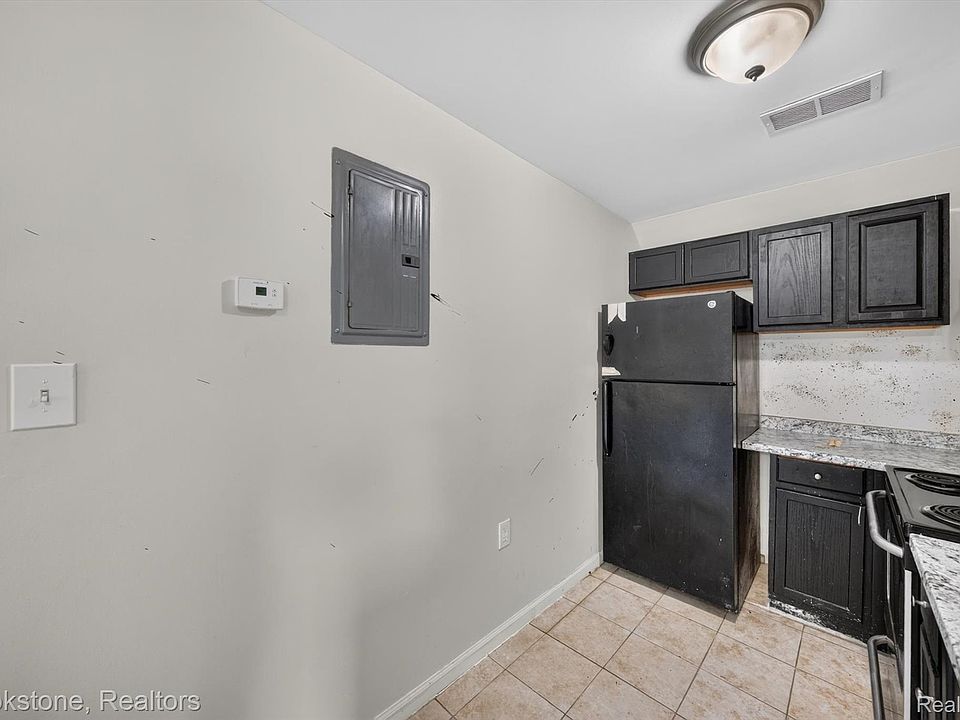132 E Howard St, photo 26