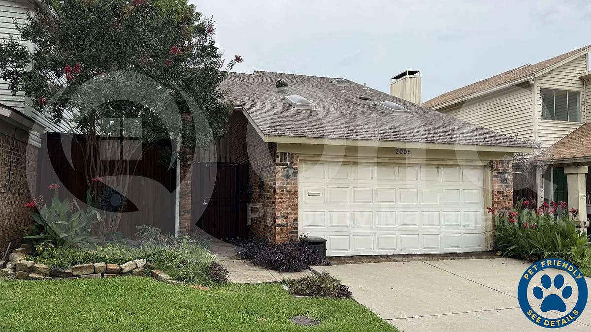 3 bed, 2.0 bath, 1176 sqft, $2,199 — Photo 1