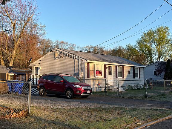 3rd image of 44 Pelham St