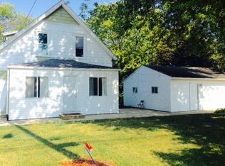 3340 Circle Dr NE, Cedar Rapids, IA 52402