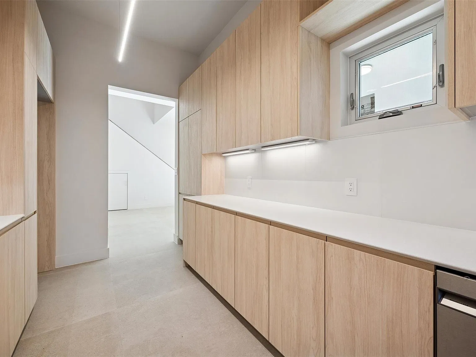 3 bed, 3.5 bath, 2518 sqft, $5,100 — Photo 2