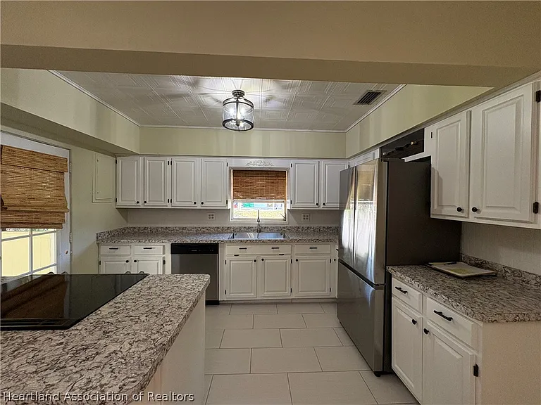 401 E Main St — Photo 16