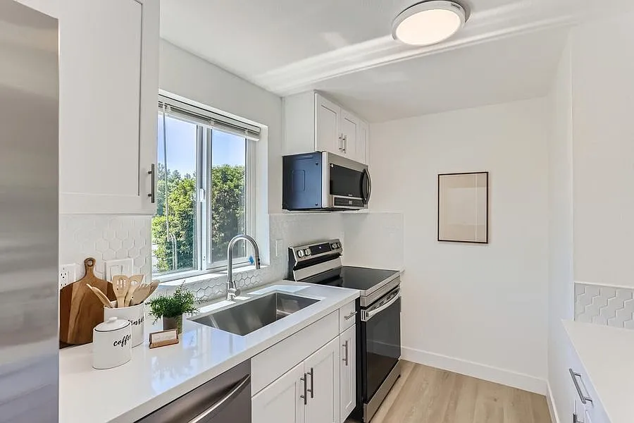 Wow! Beautiful And Spacious Fully Remodeled 2 Bedroom With Garage In Monroe — Photo 3
