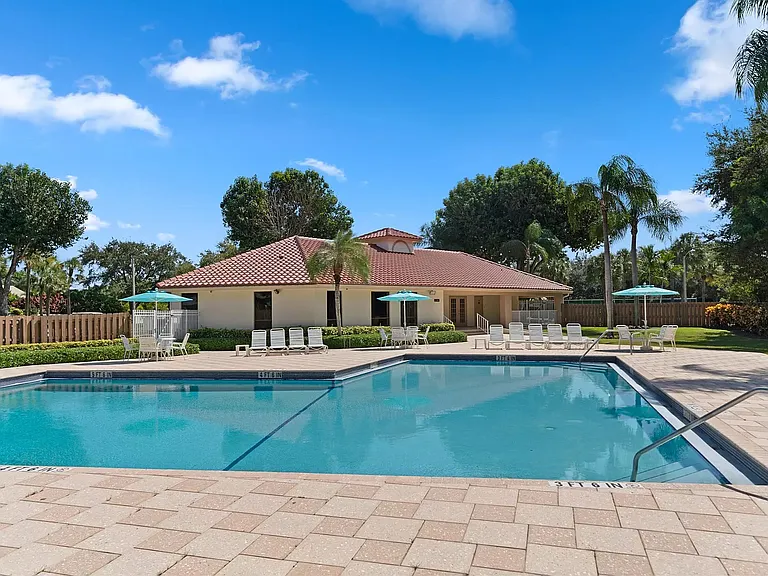 2900 NW 5th Ave — Photo 4