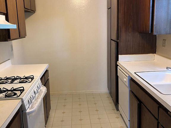 3rd image of 433 N Jackson St APT 110