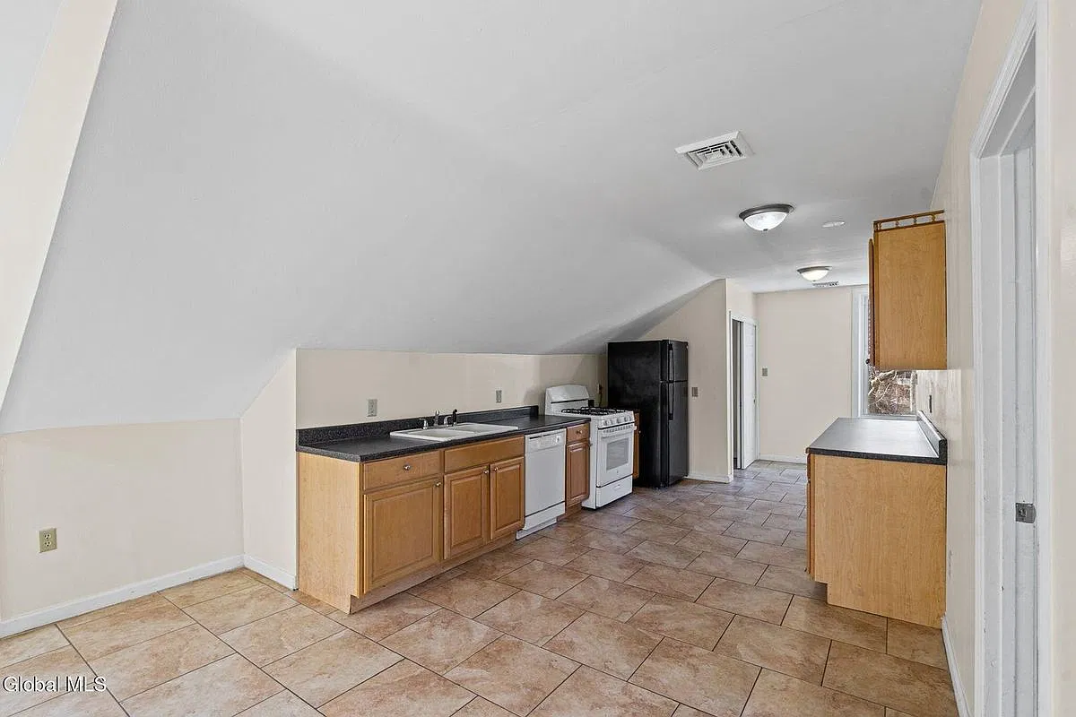 3 bed, 1.0 bath, 1100 sqft, $1,900 — Photo 3