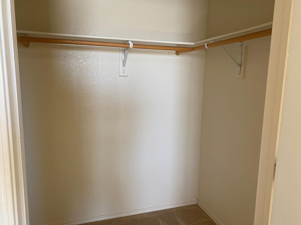 Bedroom walking closet (3 hanging bars)