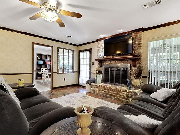 4th image of 6 Parkwood Cir