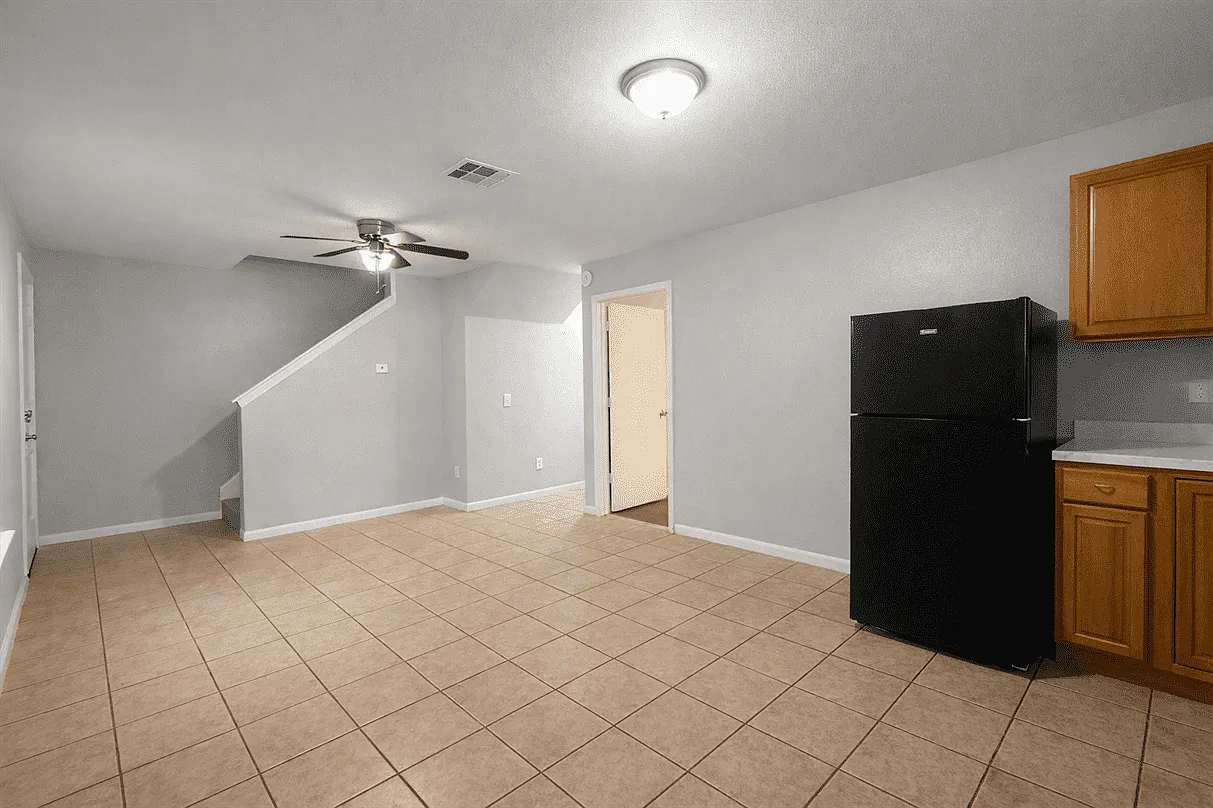 4 bed, 1250 sqft, $1,050 — Photo 2