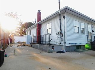 29 Arthur St, Copiague, NY 11726