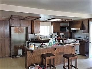 kitchen w/ island