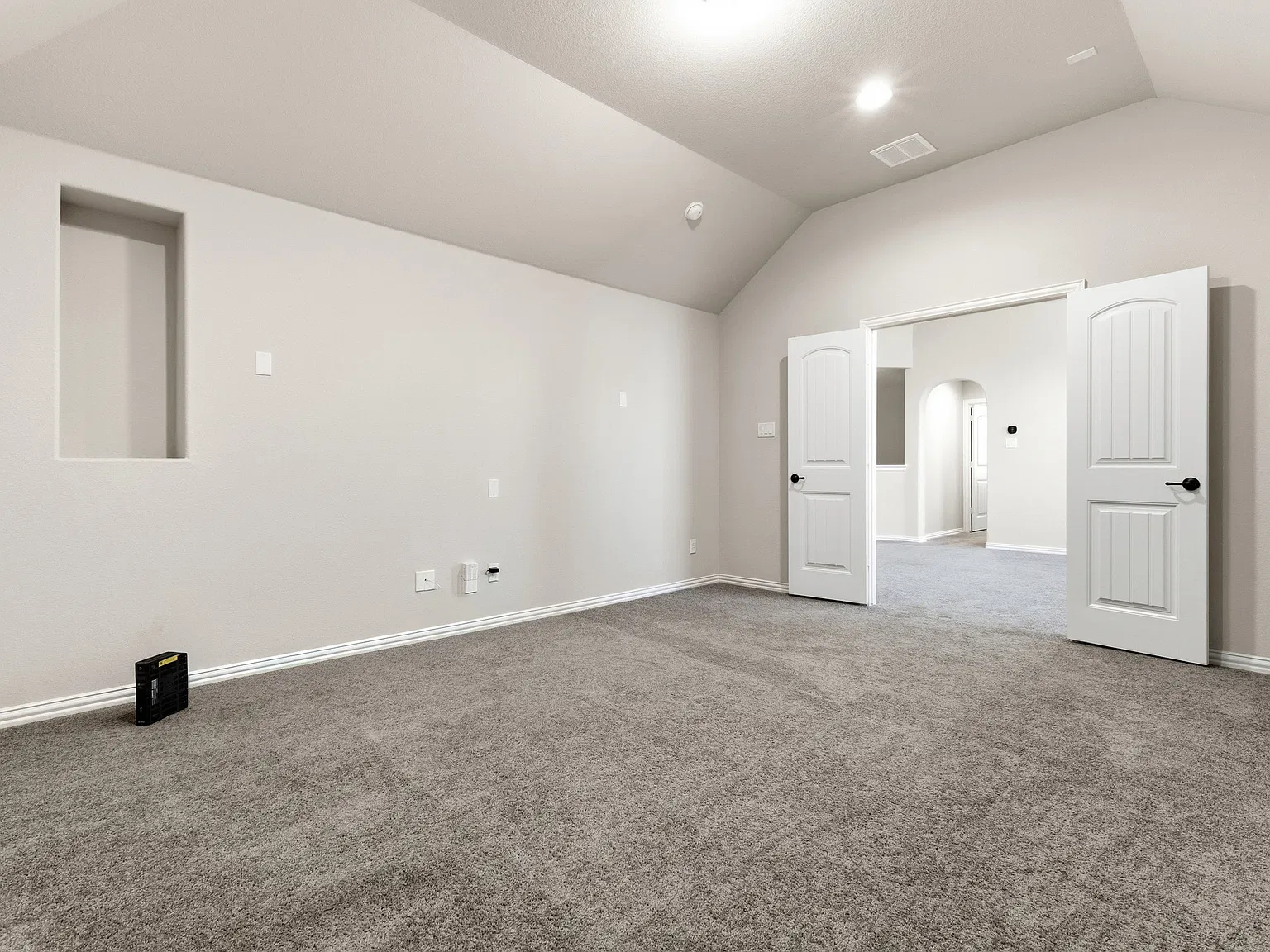 4 bed, 3870 sqft, $4,100 — Photo 3