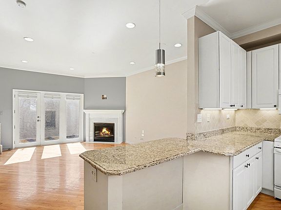 5th image of 2940 N Lakewood Ave APT 7