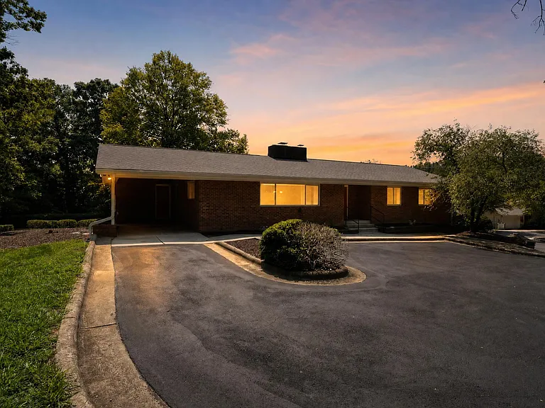 500 Emerald Pond Ln — Photo 2