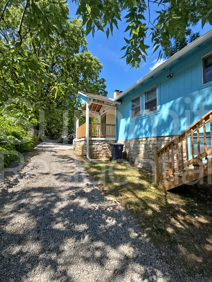 2 bed, 1.0 bath, 945 sqft, $1,075 — Photo 3