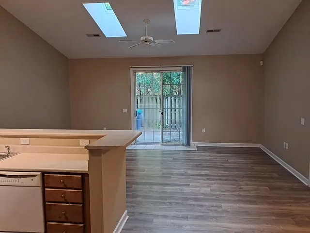 One story townhome in Carlton Place — Photo 2