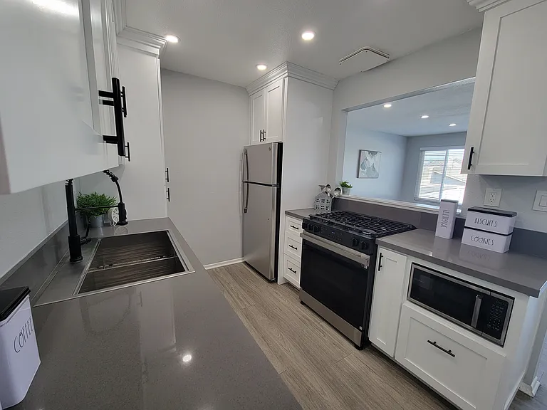 Marquis Apartments — Photo 33