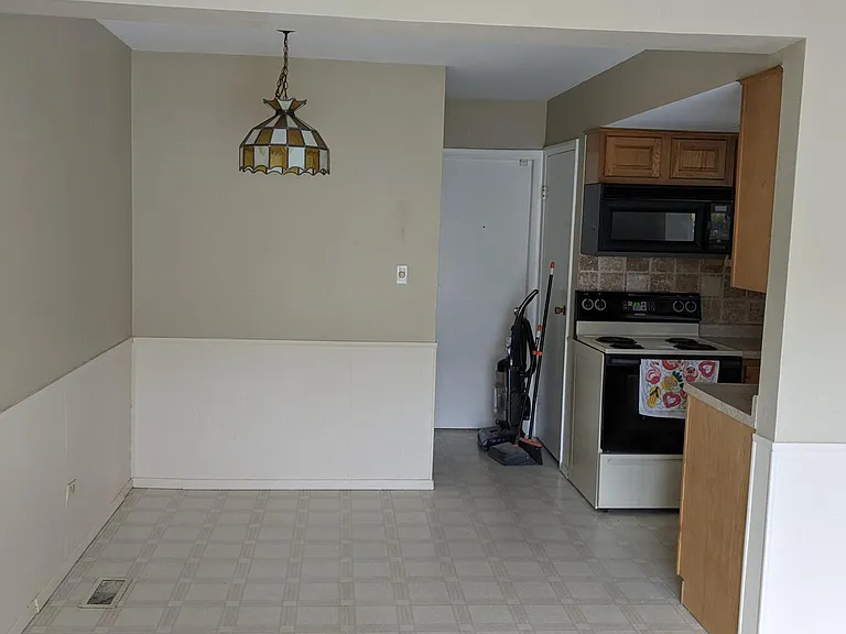 17W764 Standish Ln — Photo 12