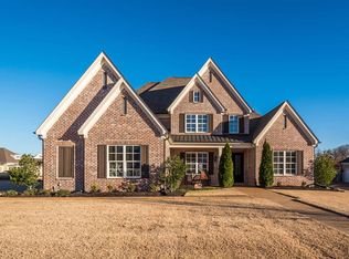 1130 Greenbrier Lakes Blvd, Collierville, TN 38017