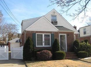 80 Roxbury Rd, Franklin Square, NY 11010