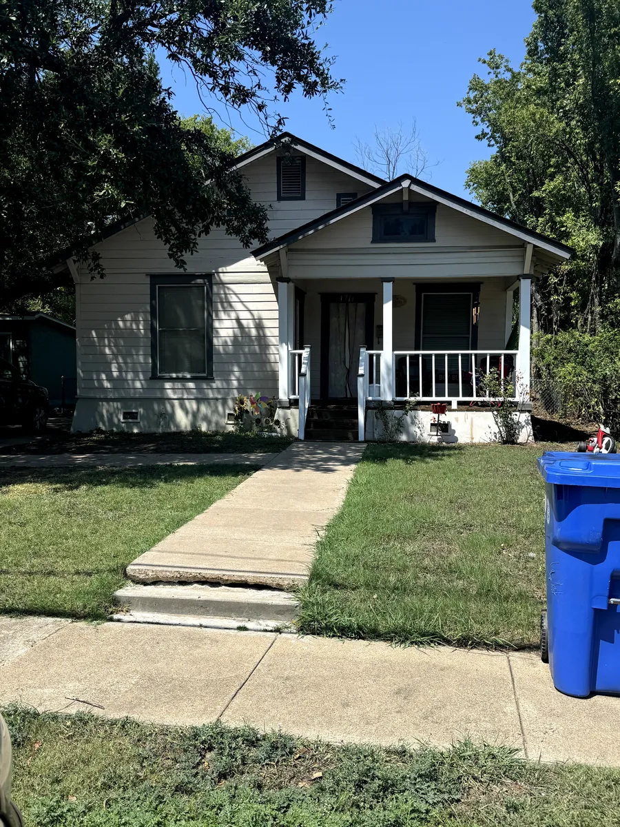 Primary Photo - 1711 Wood Ave