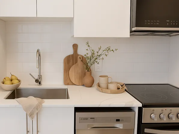 61 McEwen Ave #Xxx1a, Ottawa, ON K2B 5L3