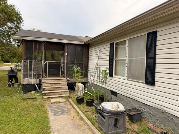 689 Schmitt Rd, Rossville, GA 30741