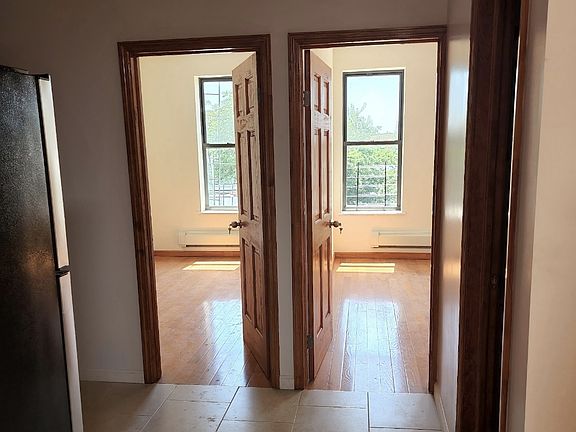 2nd image of 944 Glenmore Ave Floor 2
